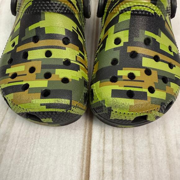 boys classic crocs digi camo sandals 9C - Picture 2 of 4